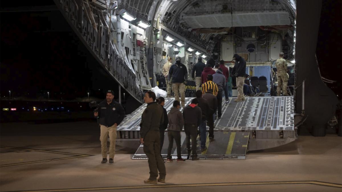 Guerra de sanciones entre EEUU y Colombia por deportación de migrantes