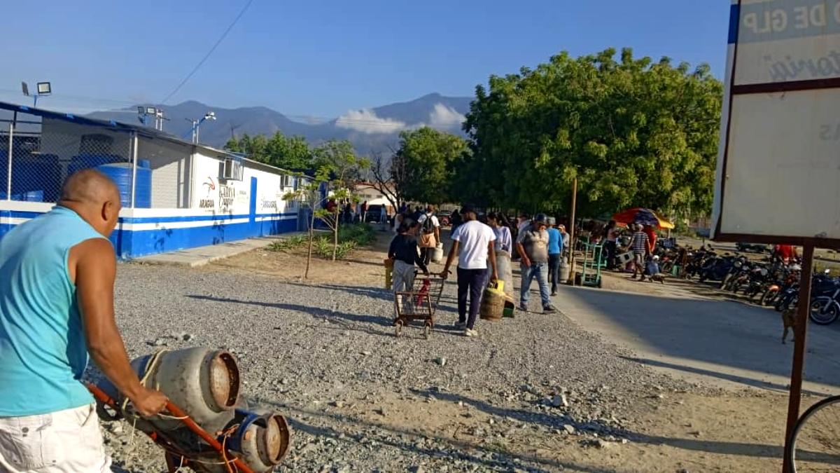 Centenares de personas buscan comprar gas en planta Arsenal Victoriosa
