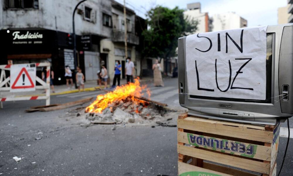 Ante ola de calor Buenos Aires sufre un apagón masivo. 622.000 usuarios afectados