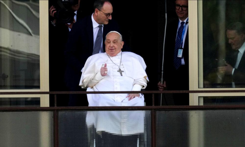 Papa Francisco aparece en público por primera vez tras su hospitalización