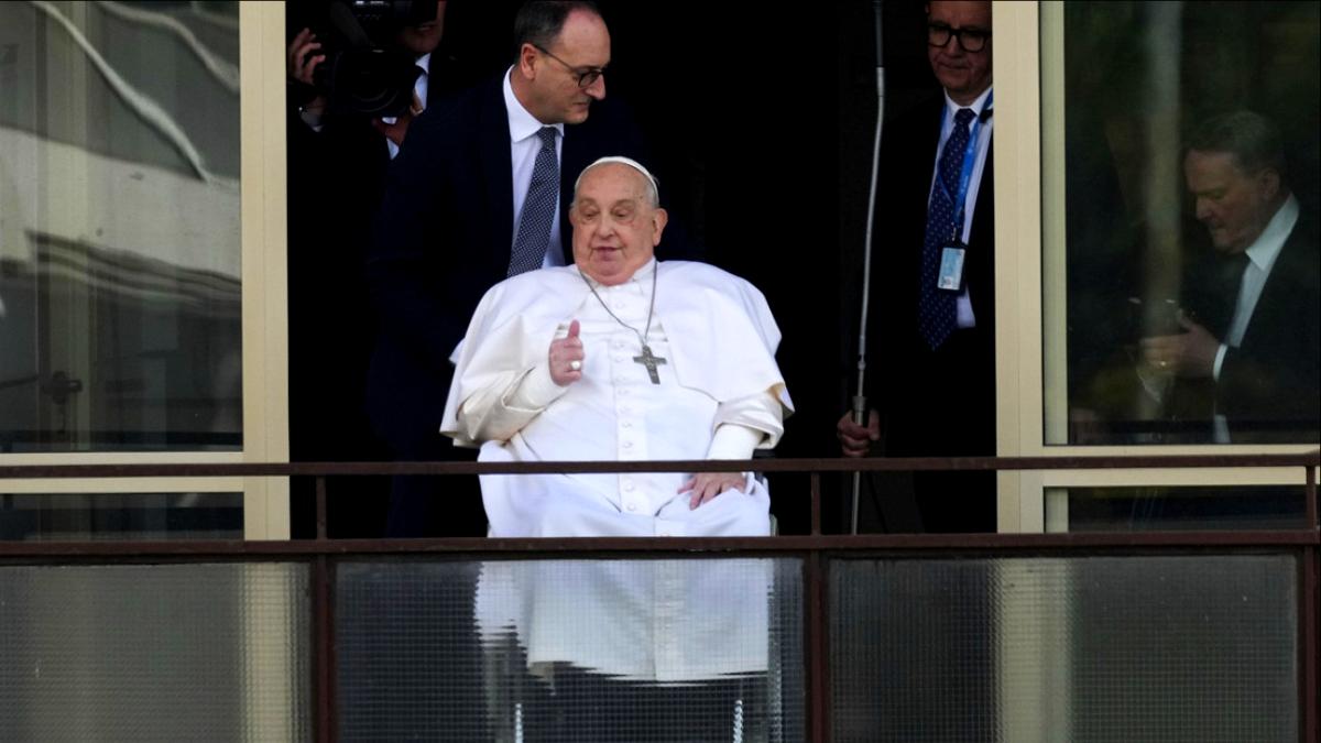 Papa Francisco aparece en público por primera vez tras su hospitalización