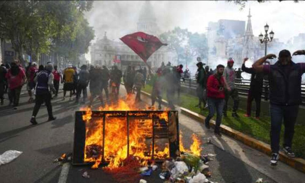 Argentina: Reprimidos jubilados por fuerzas policiales durante protesta en Buenos Aires