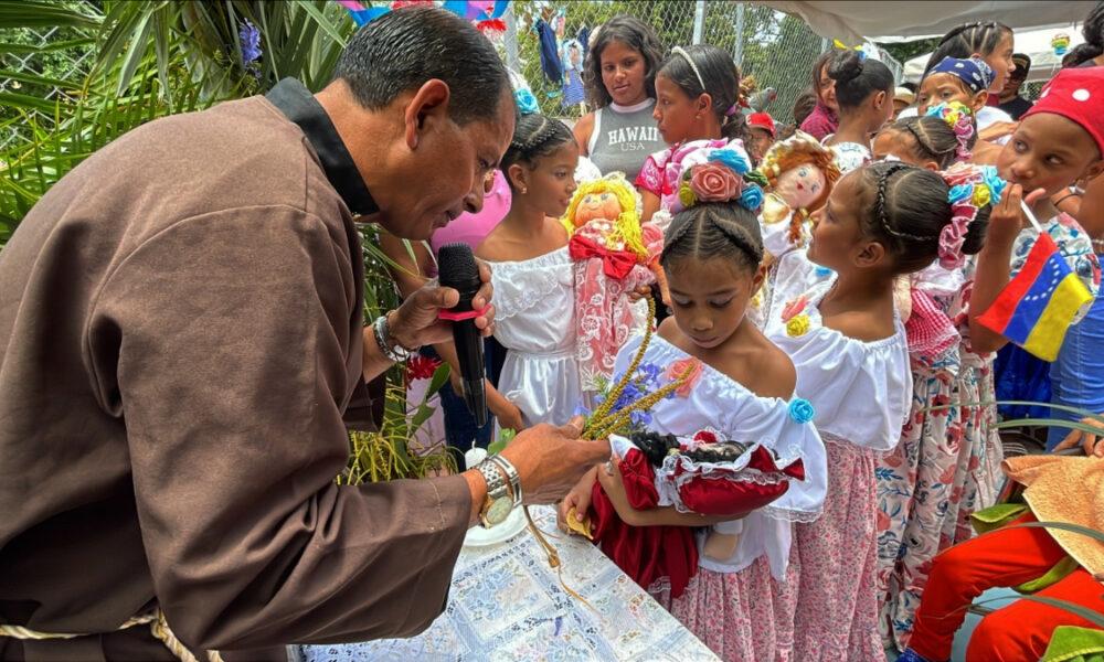 Bautizo de Muñecas de Trapo y Piñatas de Tapara.Tradición del municipio Revenga