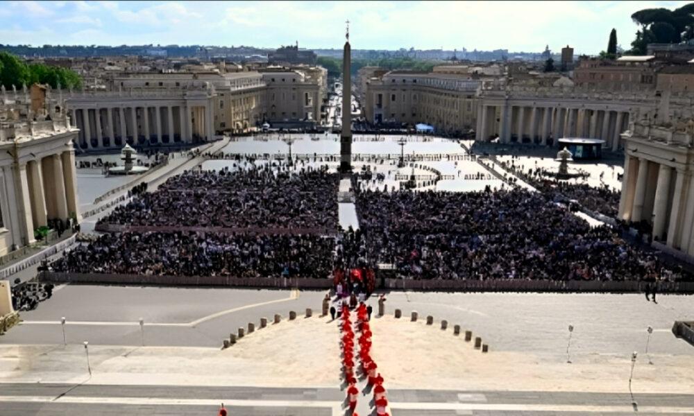 Multitud de fieles despiden al papa Francisco en la basílica de San Pedro