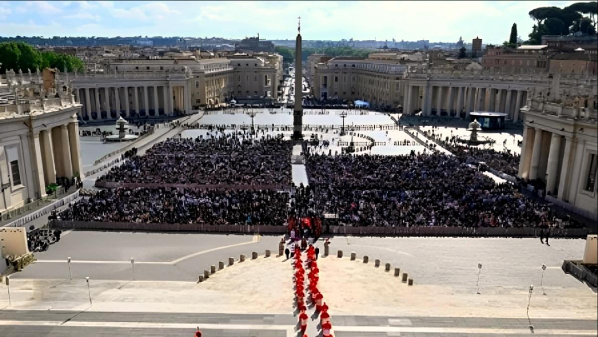 Multitud de fieles despiden al papa Francisco en la basílica de San Pedro