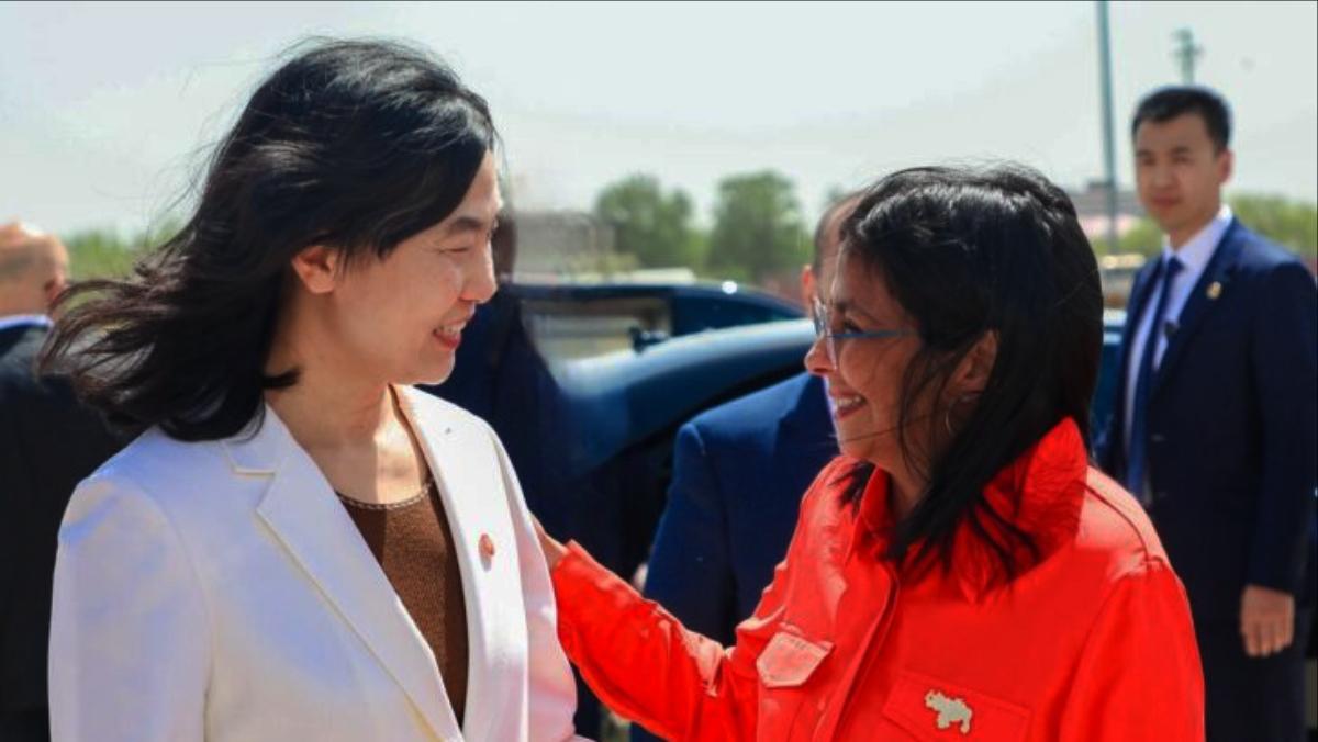 Fue recibida por una delegación encabezada por la subdirectora del Departamento de América Latina y el Caribe de la Cancillería de China, así como por el embajador de Venezuela en ese país, Remigio Ceballos Ichaso.