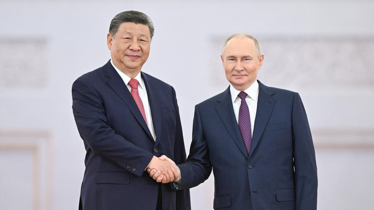 Presidentes de Rusia y China sostienen encuentro bilateral previo al Día de la Victoria