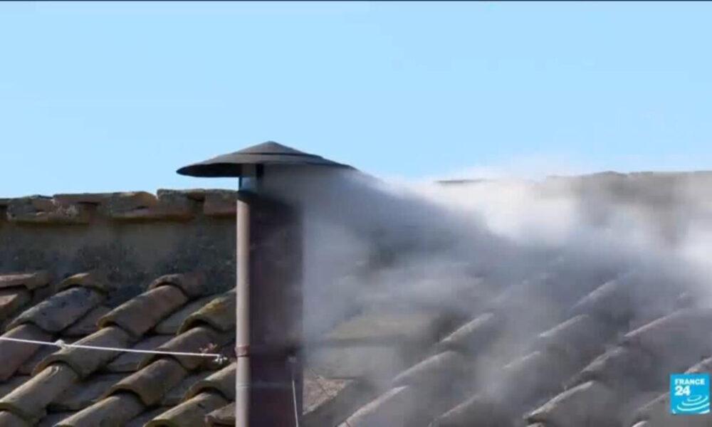 HUMO BLANCO- HABEMUS PAPA: Cónclave Vaticano acaba de elegir al papa 267 de la historia