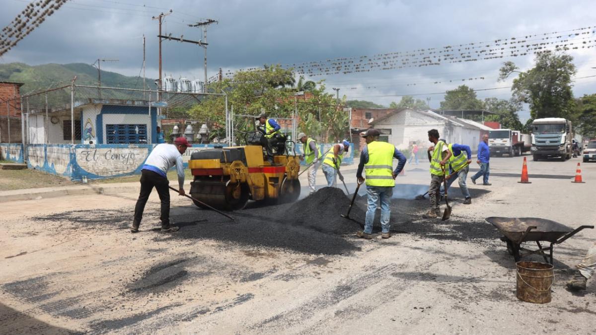 Proyecto comunitario se concreta con 70 toneladas de asfalto en la calle La Línea de El Consejo