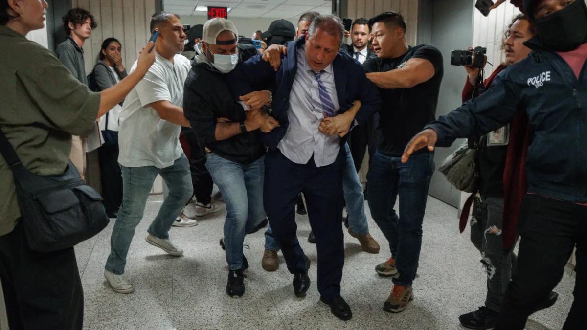 Contralor de Nueva York, Brad Lander, es arrestado en un tribunal por agentes de ICE
