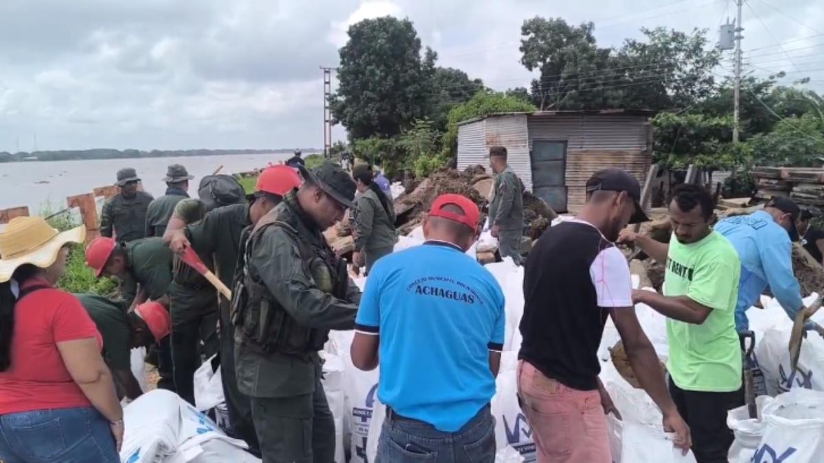 Apure: La crecida del río pone en riesgo a miles y despliegan operativo de defensa