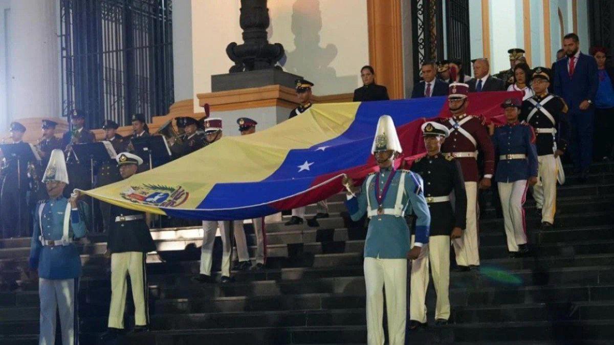 Venezuela conmemora 242 años del natalicio de Bolívar y Día de la Armada