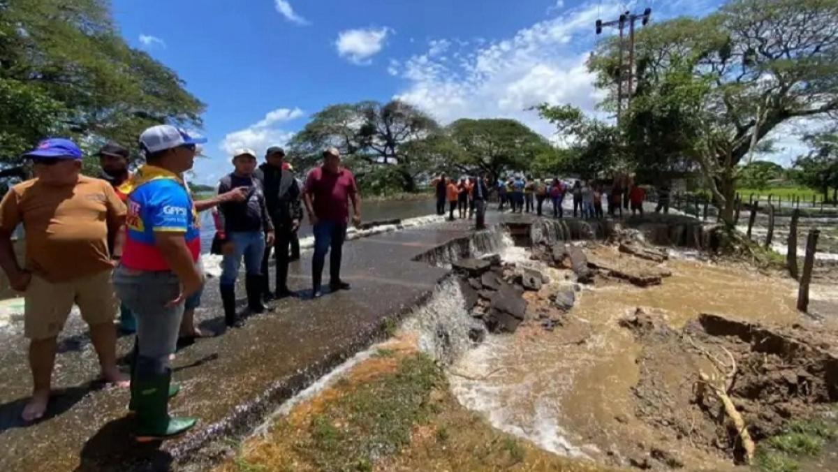 Gobernadores de Guárico y Apure abordan emergencia vial para restablecer conexión entre estados.