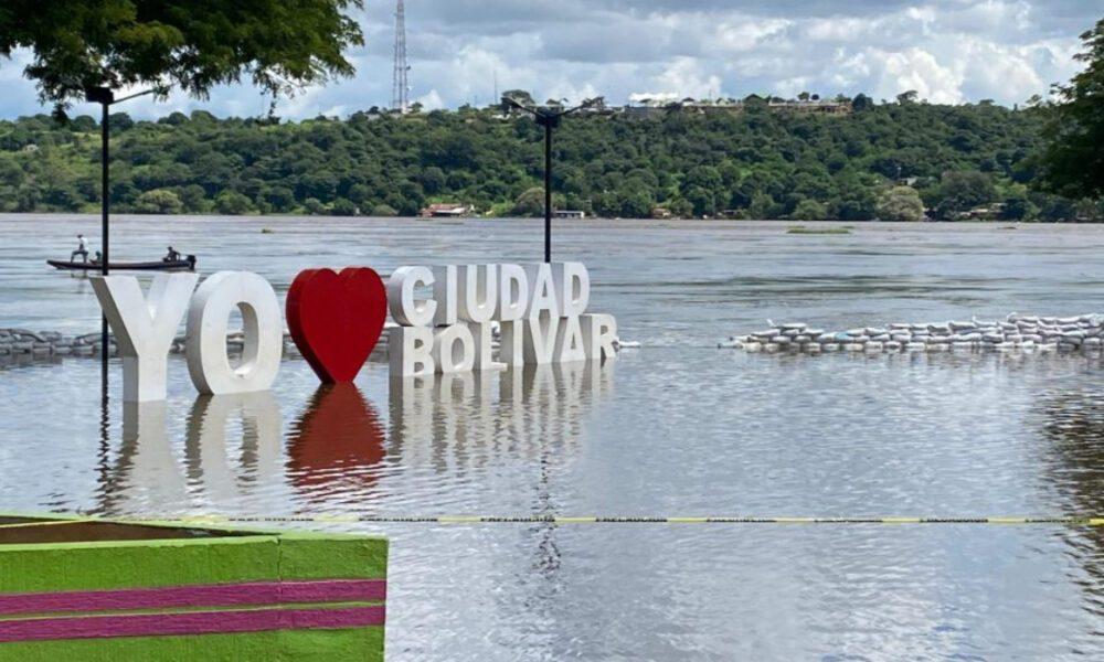 Autoridades de Ciudad Bolívar cierra Paseo Orinoco por crecida histórica del río