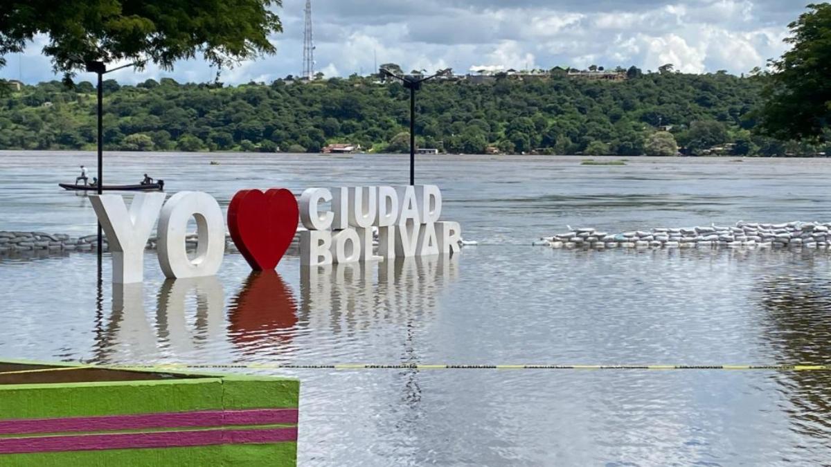 Autoridades de Ciudad Bolívar cierra Paseo Orinoco por crecida histórica del río