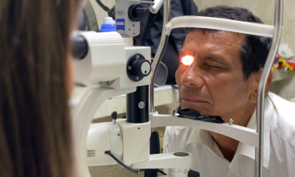 369 adultos mayores recuperan la visión en exitosa jornada de salud en el sur del Lago