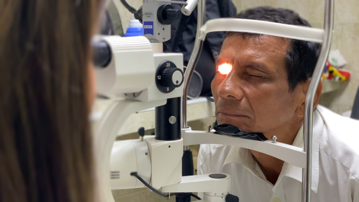 369 adultos mayores recuperan la visión en exitosa jornada de salud en el sur del Lago