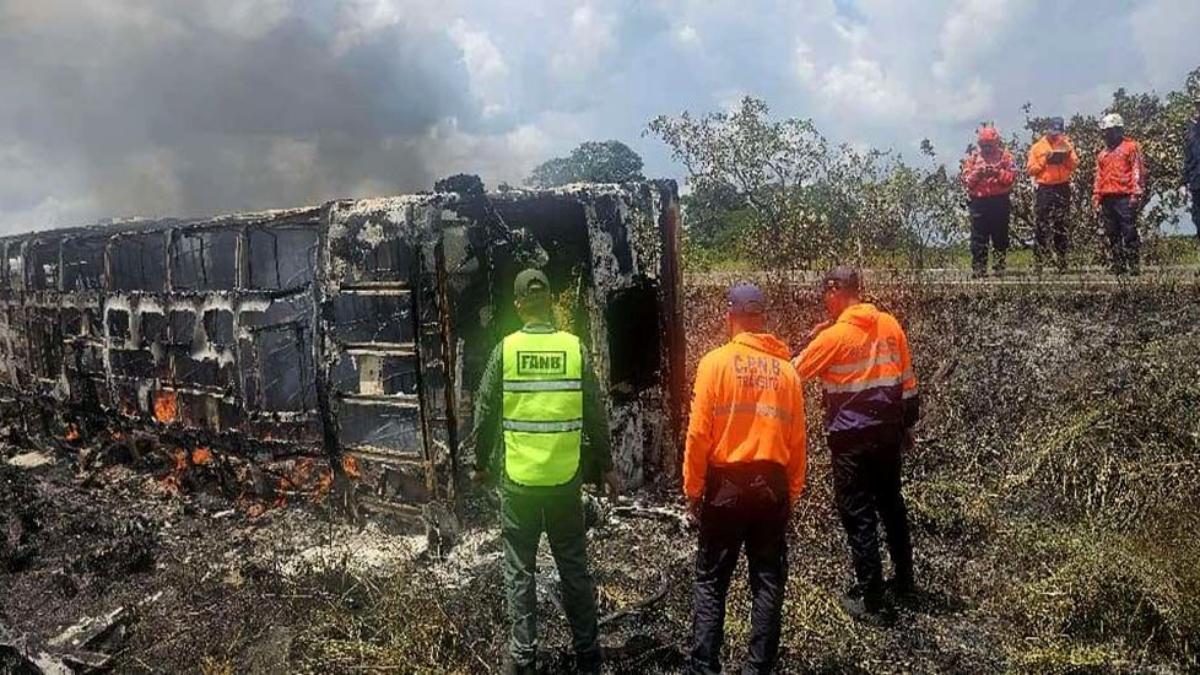 Tragedia en la Troncal 10: autobús volcó y se incendió, número de victimas sin especificar
