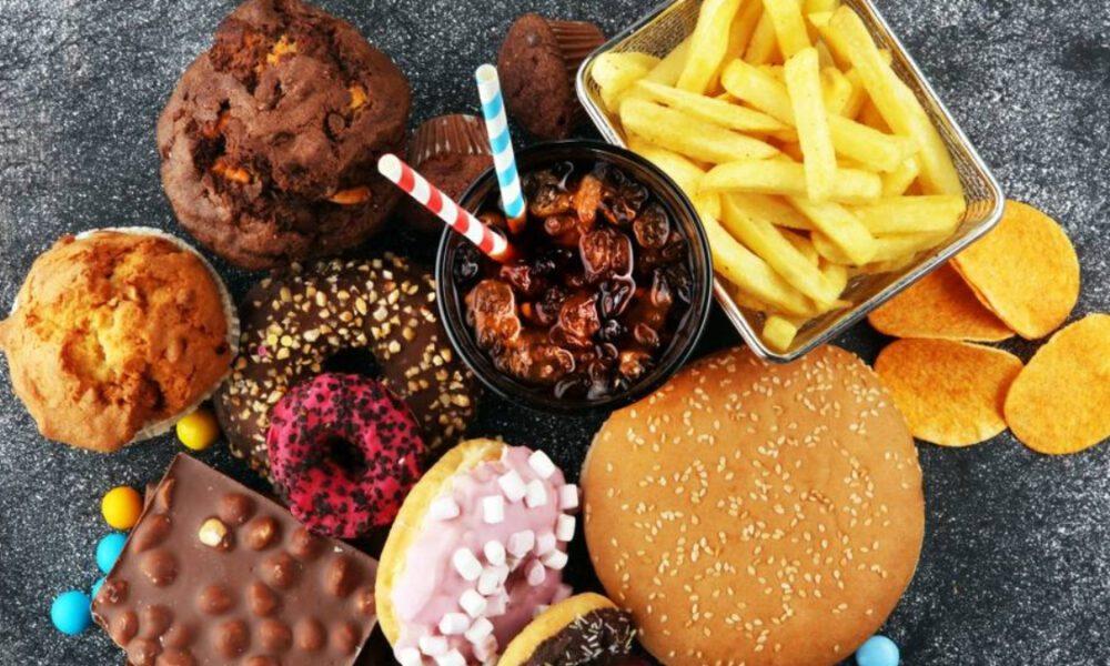 Alimentos ultraprocesados guardarían relación con aumento de riesgo de cáncer y depresión.