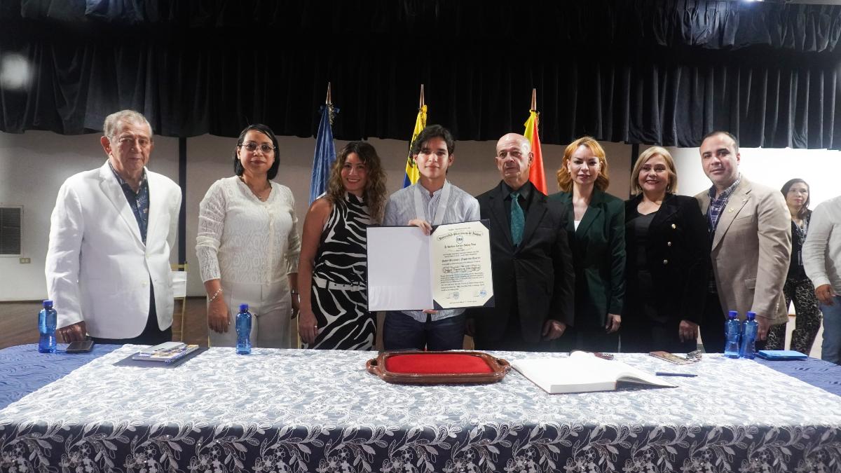 Universidad Bicentenaria otorga título honorario al escultor Josué Figueroa
