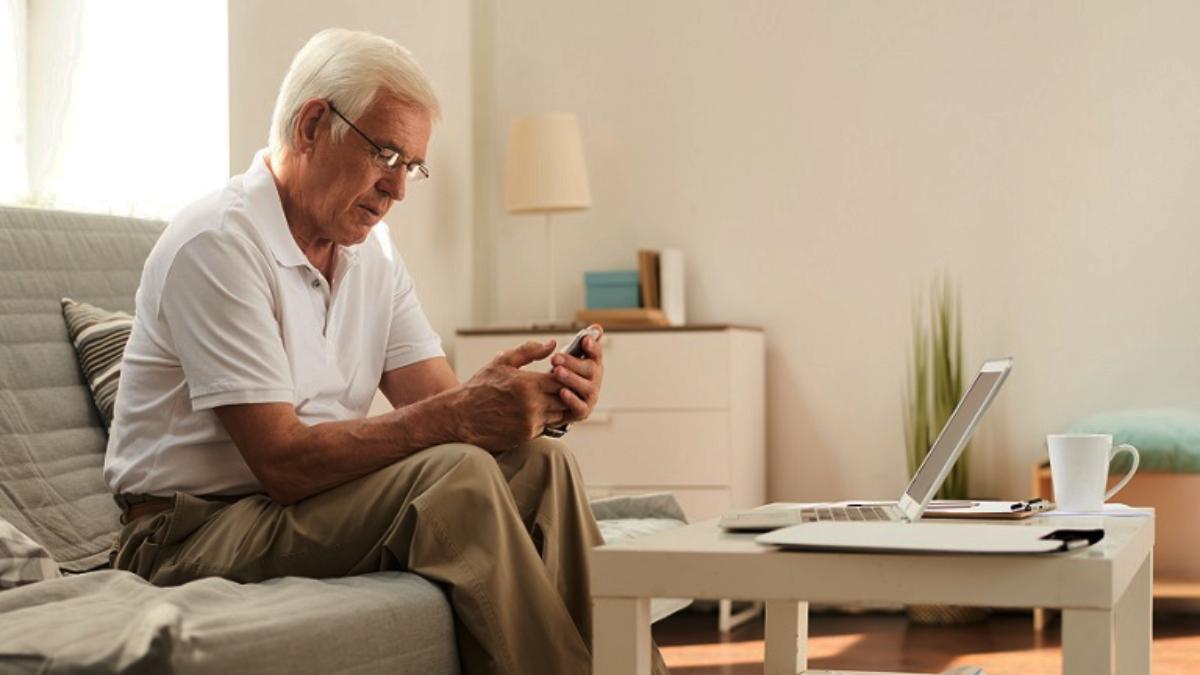 Personas que utilizan el celular a mayor edad tienen mejor salud mental