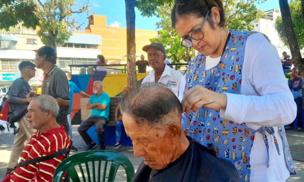 Abuelos de La Victoria disfrutan jornada navideña de barbería gratuita