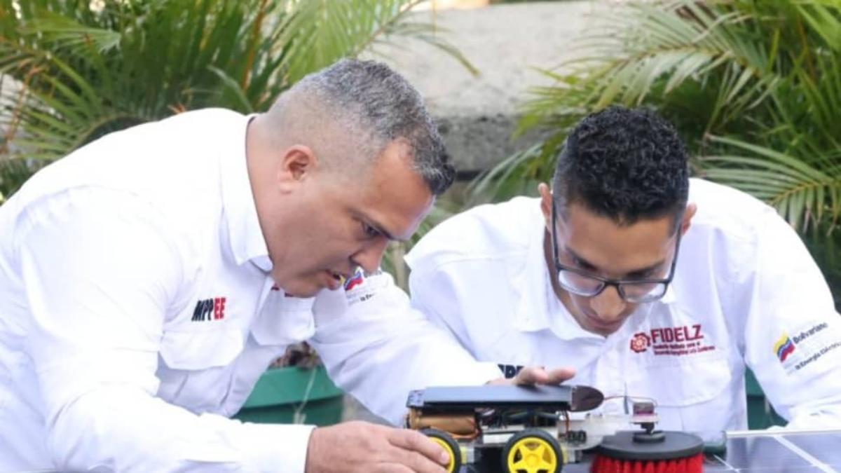 Venezolanos crean primer robot de limpieza para paneles solares