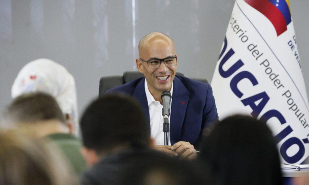 Ministerio de Educación regulará tareas escolares para reducir impacto familiar