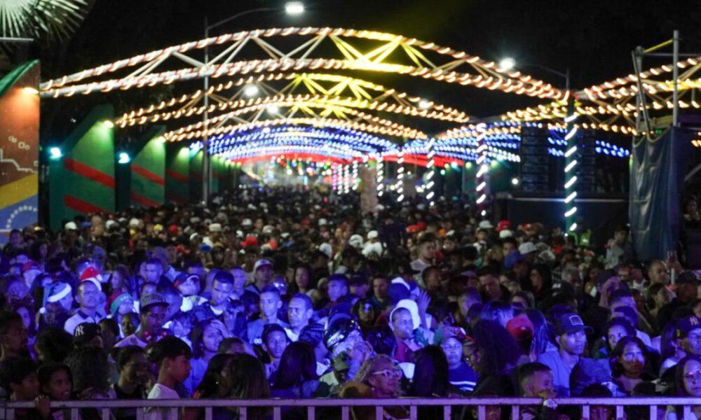 La Victoria ilumina su túnel y árbol navideño más grande de Aragua