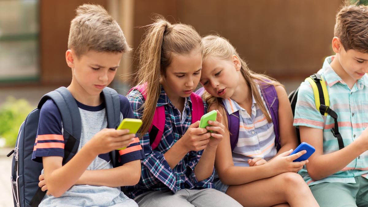 Conoce los graves riesgos de regalar un smartphone a niños menores de 12 años según estudio