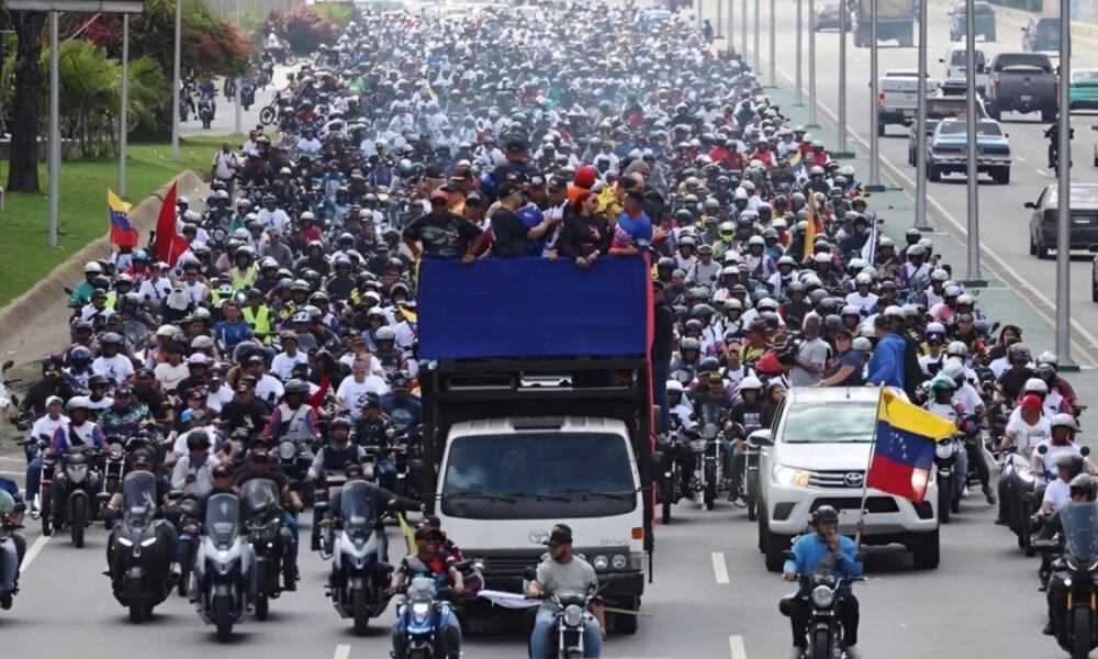 Gremio transportista toma las calles de Caracas por liberación de Maduro