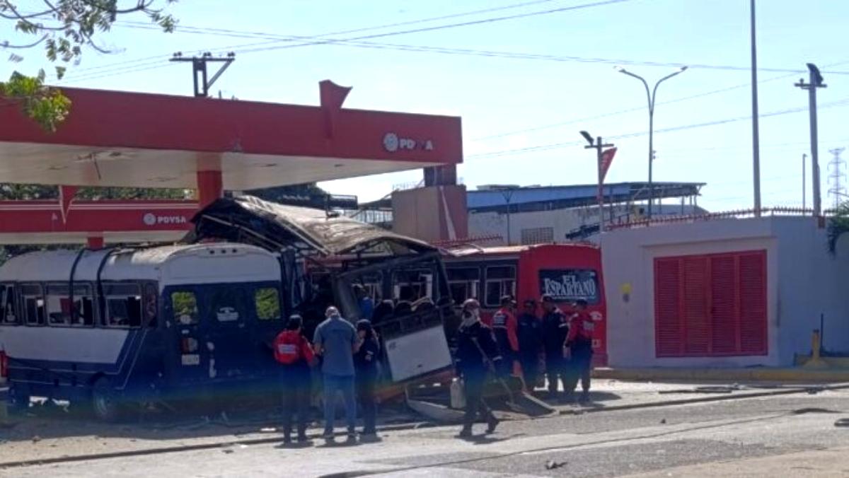 Explota autobús en estación de servicio de Maracay