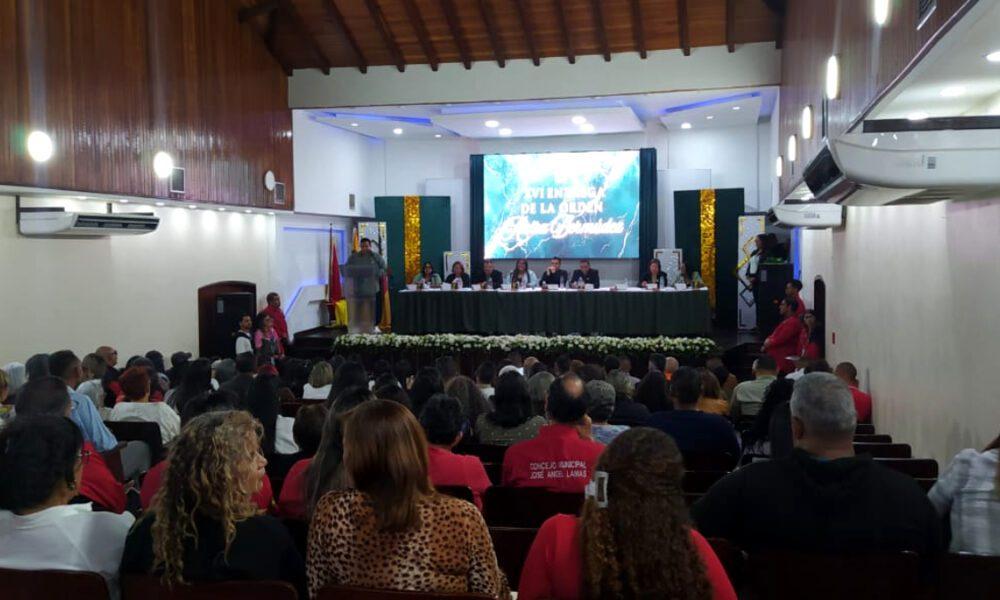 Santa Cruz homenajea a 50 docentes con orden magisterial 