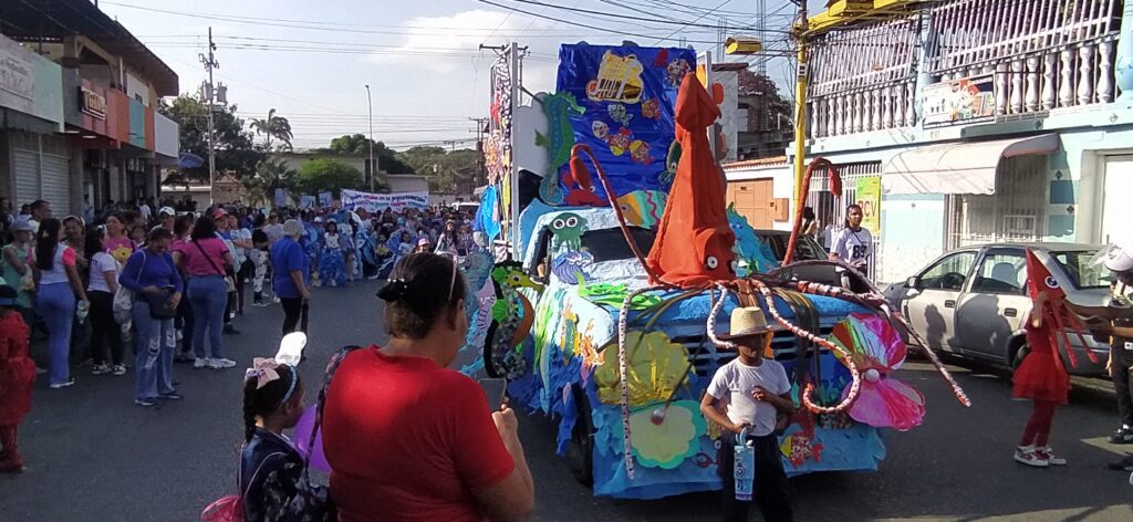 Estudiantes de Cagua deslumbran en desfile de Carnaval 2026 +Fotos IMG_20260213_090023.jpg-1024x472 Estudiantes de Cagua deslumbran en desfile de Carnaval 2026 +Fotos