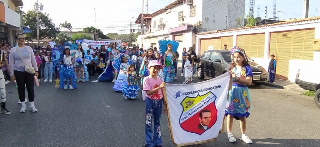 Estudiantes de Cagua deslumbran en desfile de Carnaval 2026 +Fotos IMG_20260213_090035.jpg-1024x472 Estudiantes de Cagua deslumbran en desfile de Carnaval 2026 +Fotos