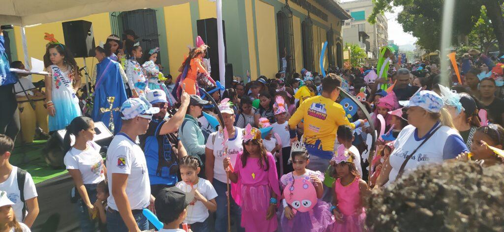 Estudiantes de Cagua deslumbran en desfile de Carnaval 2026 +Fotos IMG_20260213_100627.jpg-1024x472 Estudiantes de Cagua deslumbran en desfile de Carnaval 2026 +Fotos