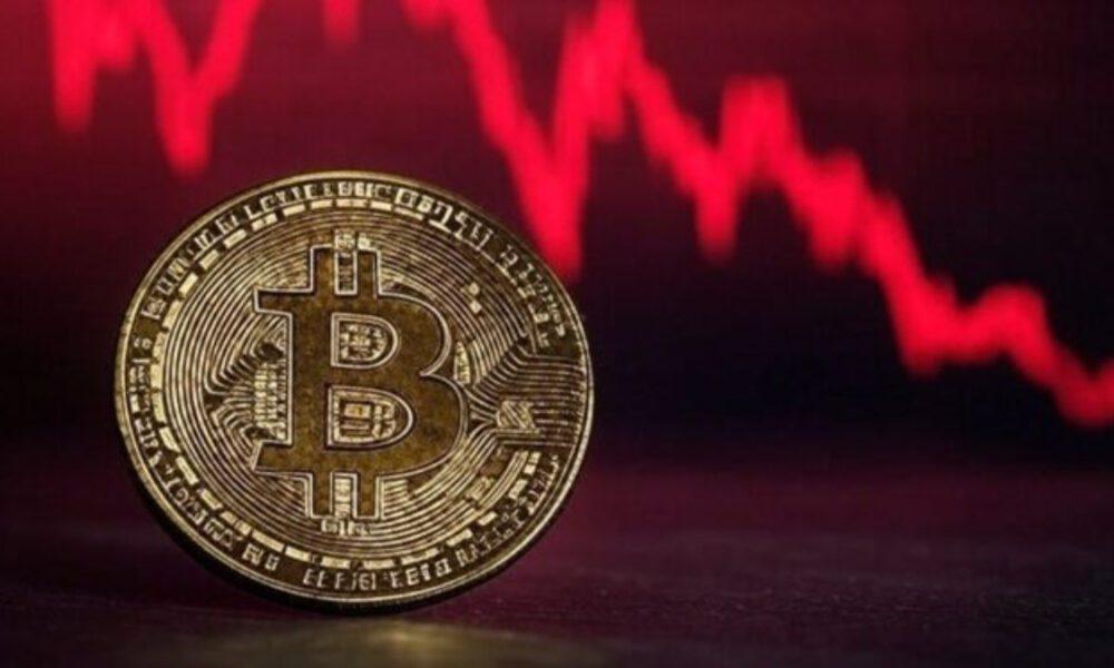 Bitcoin cae a mínimos de nueve meses en jornada volátil