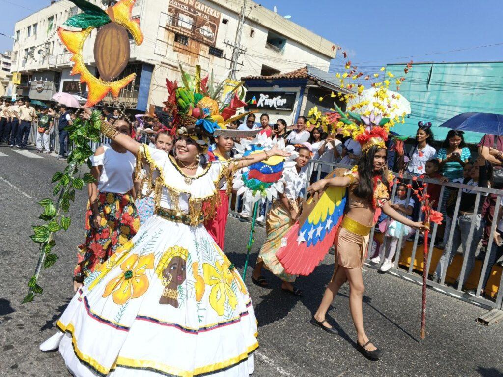 desfile2-1024x768 Más de 5 mil estudiantes desfilaron en Ribas por Día de la Juventud