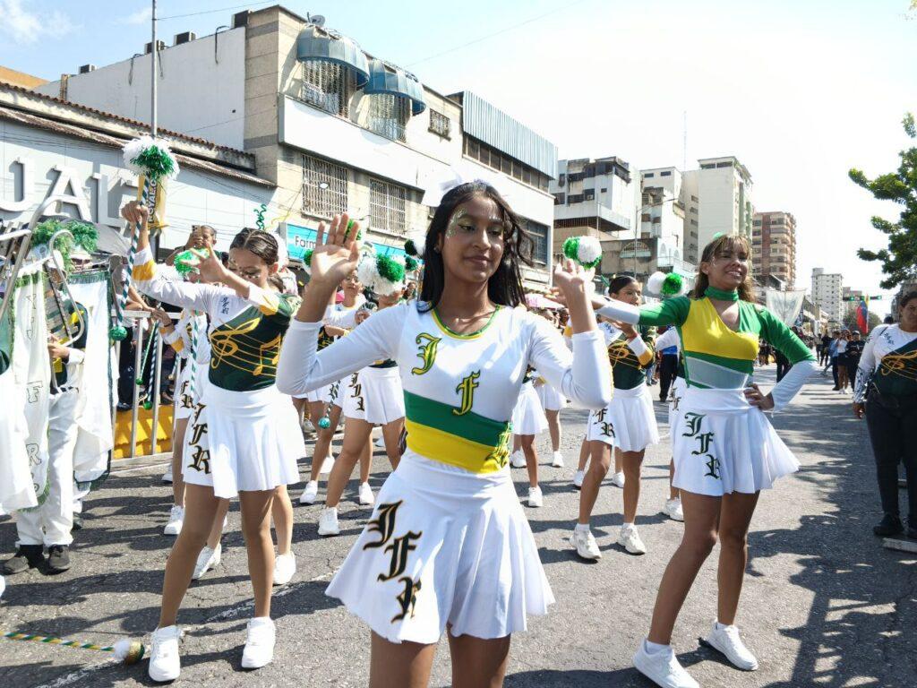 desfile3-1024x768 Más de 5 mil estudiantes desfilaron en Ribas por Día de la Juventud