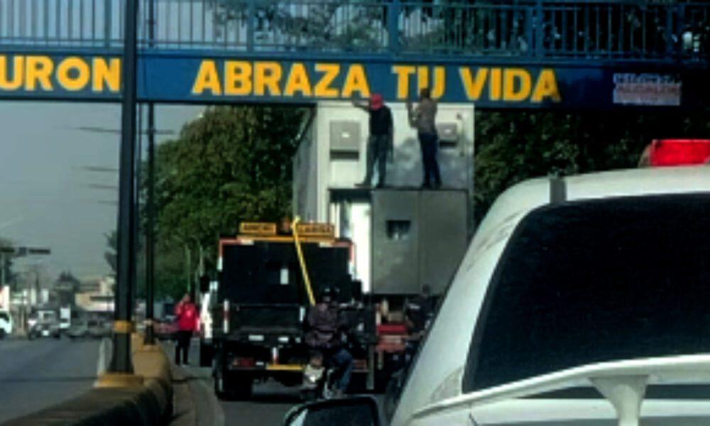 Gandola queda atascada bajo pasarela en carretera nacional Cagua-Villa de Cura