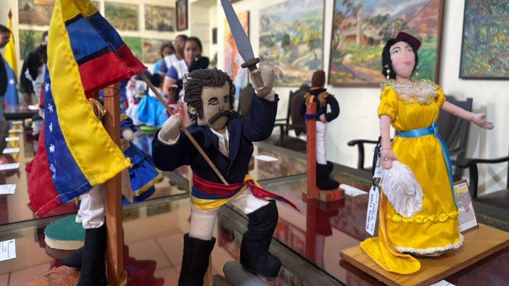 Exposición de muñecos de trapo rinde homenaje a héroes patrios en Ribas