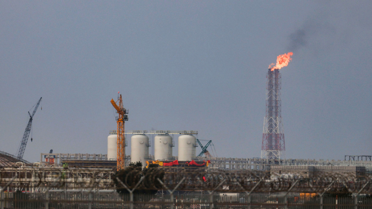 Irán ataca en represalia instalaciones petroleras en tres países del Golfo
