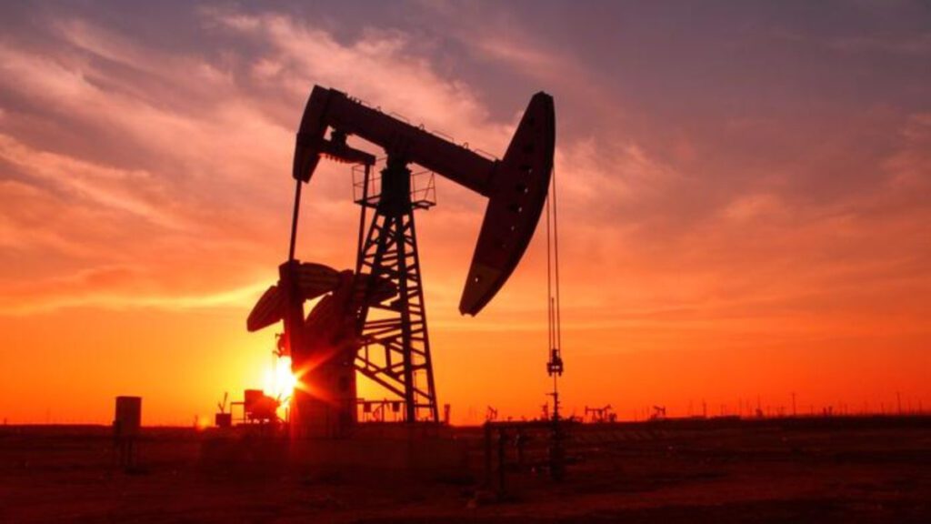 Precio del petróleo salta a máximos por ataques en Irán y tensión en Oriente Medio
