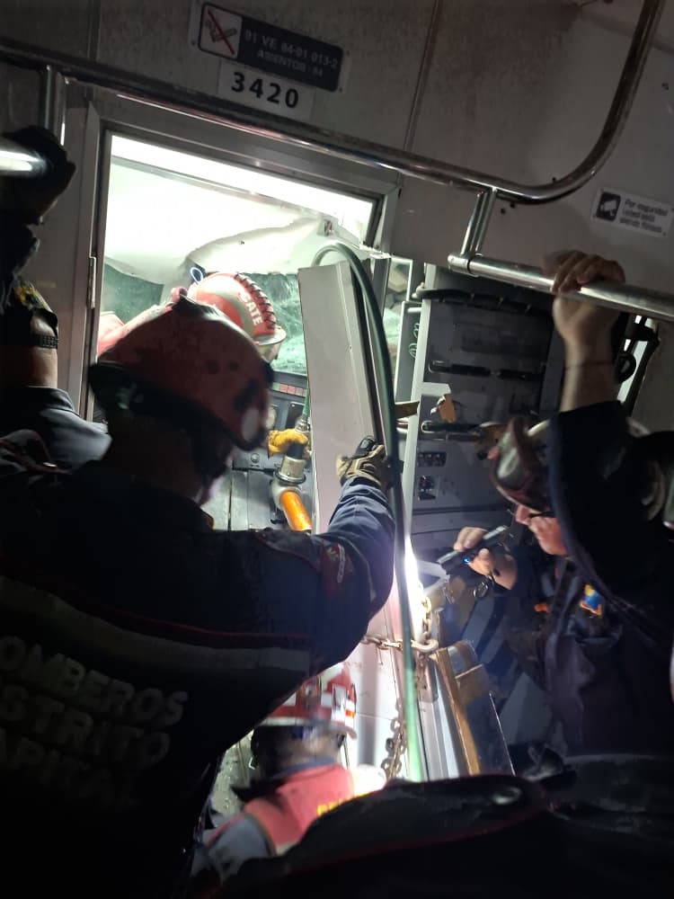 ta2 Tren de los Valles del Tuy descarrila e impacta contra muro en estación de Caracas + Fotos