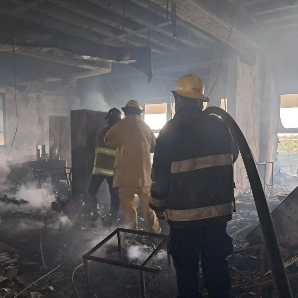 a2982463-0171-44d5-8dc8-1f6cf9242053-1024x1024 Incendio en UBV de Ciudad Bolívar movilizó a bomberos sin dejar víctimas + Fotos
