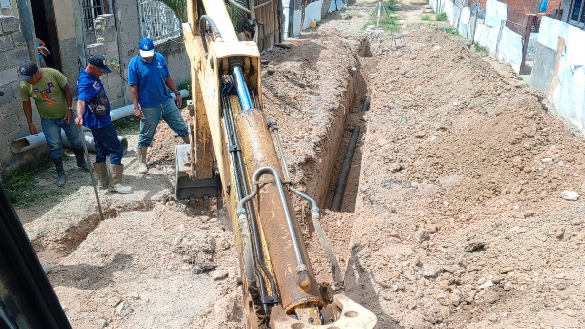 Hidrocentro instala colector en Los Fundadores por consulta popular