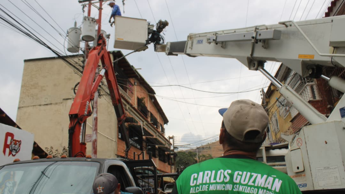 Alcalde Guzmán supervisa instalación de transformadores en El Mácaro