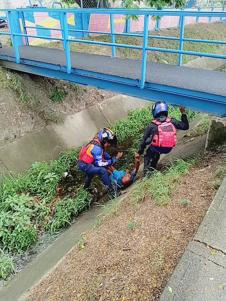 c Rescatan a ciudadano tras caer en canal de aguas en Cagua + Fotos