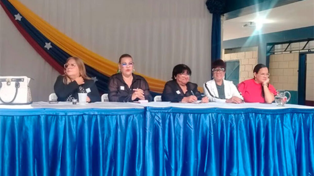 Docentes de Cagua y Turmero se forman como defensores educativos