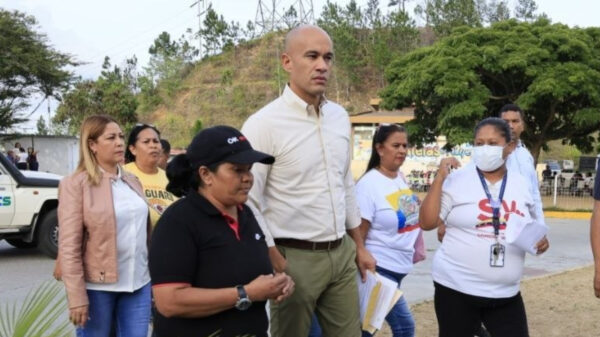 Ministro anuncia próximo inicio de clases y rehabilitación de escuelas